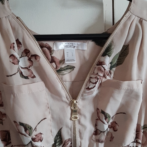 Beautiful never worn blouse - Picture 2 of 2